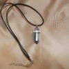 Halsband med svart rem och stenpendel