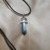 Halsband med svart rem och stenpendel - Bild 2