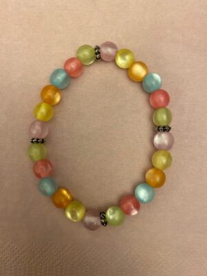 Elastiskt armband med regnbågsfärgade glaspärlor
