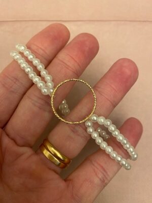 Elastiskt elegant armband med vita pärlor och guldfärgade detaljer